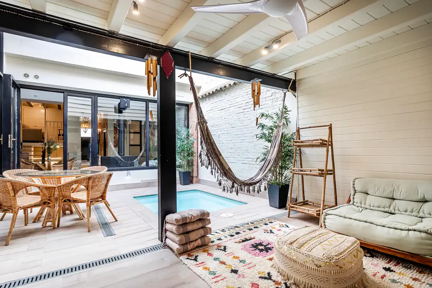 Apartamento con piscina y terraza