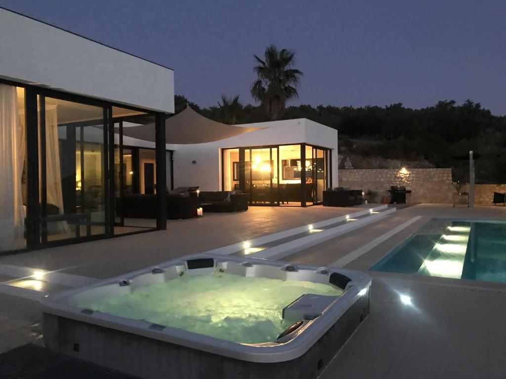 Hill house Spain -villa casa blanca