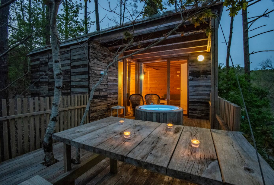 Cabaña en el árbol con jacuzzi en el porche
