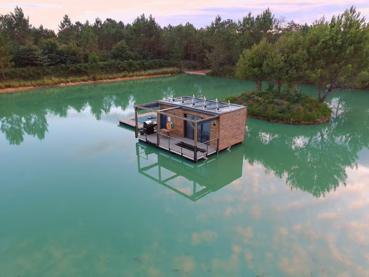 Lodge on the water in Dordogne