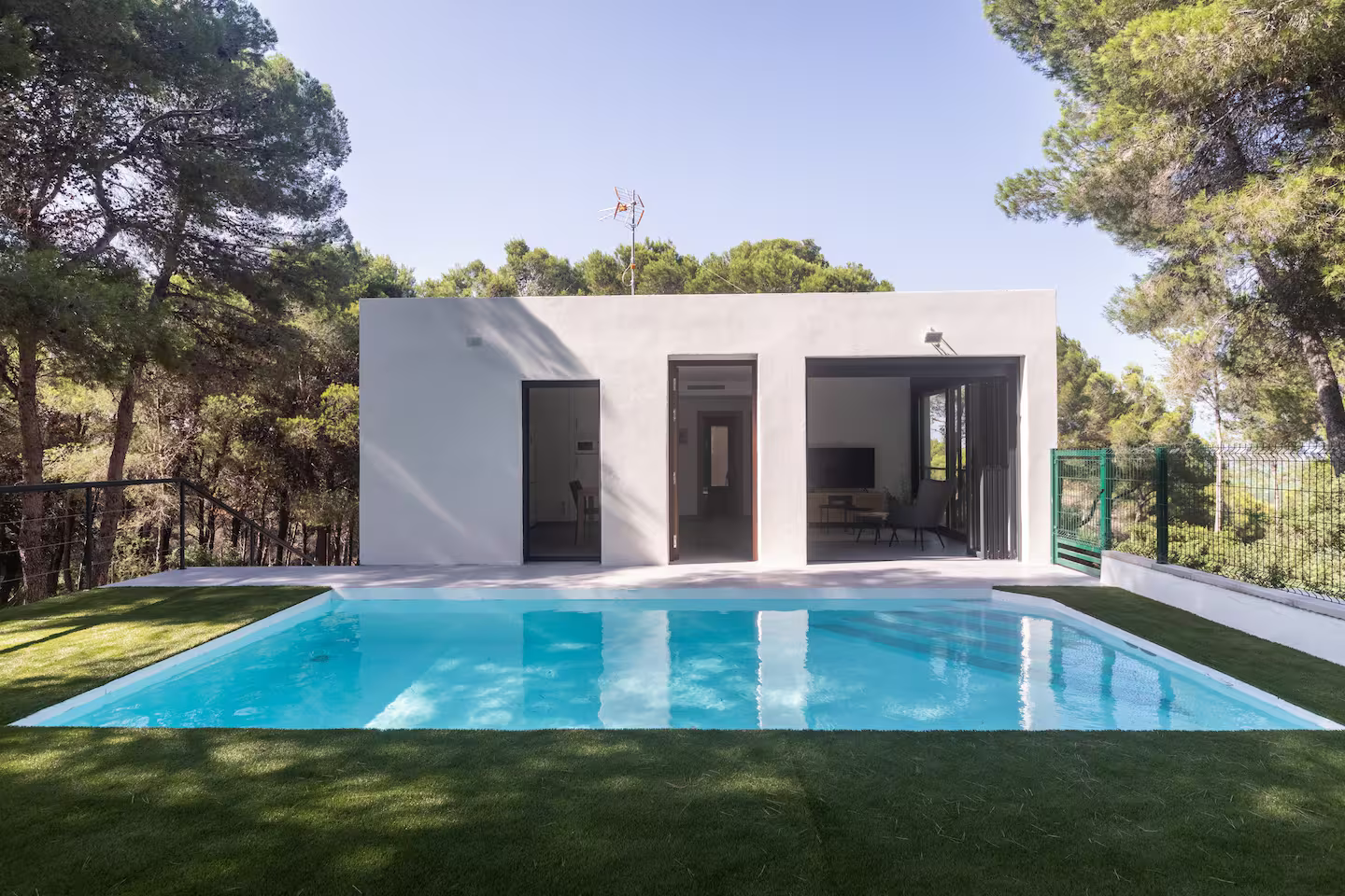 VILLA con PISCINA en el bosque