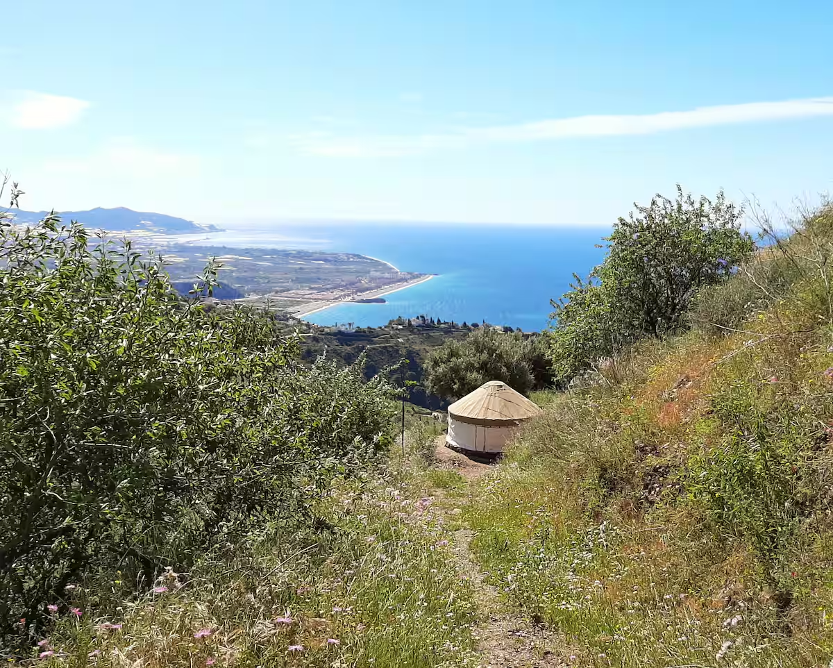 Yurta de artista tranquila con impresionantes vistas al mar